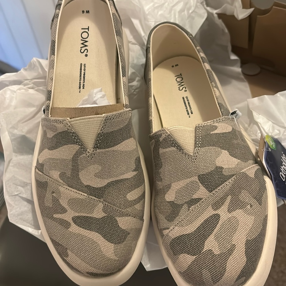 Toms ladies taupe gray forest camo print slip on shoes. Size 6 Wide NTW